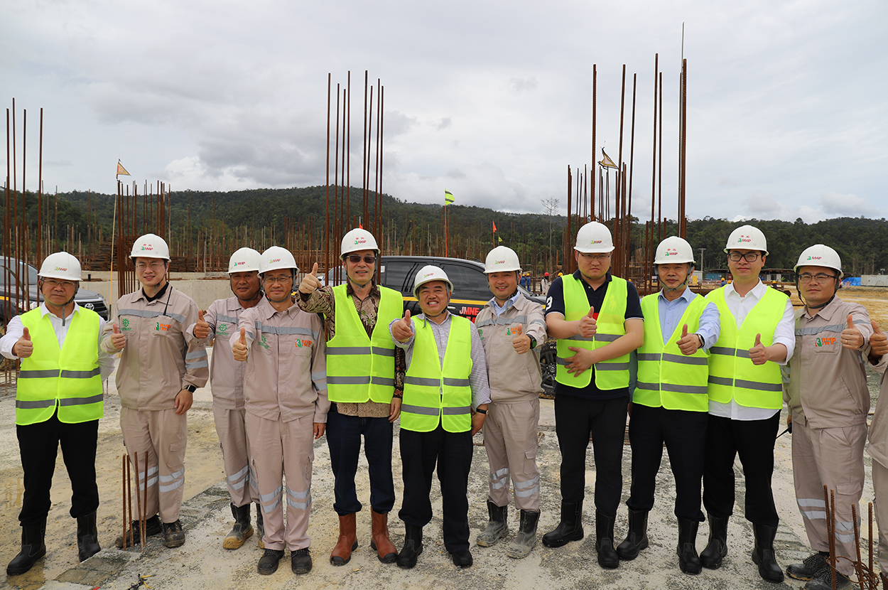 项光明董事长慰问伟明环保派驻印尼项目员工 项光明董事长慰问伟明环保派驻印尼项目员工