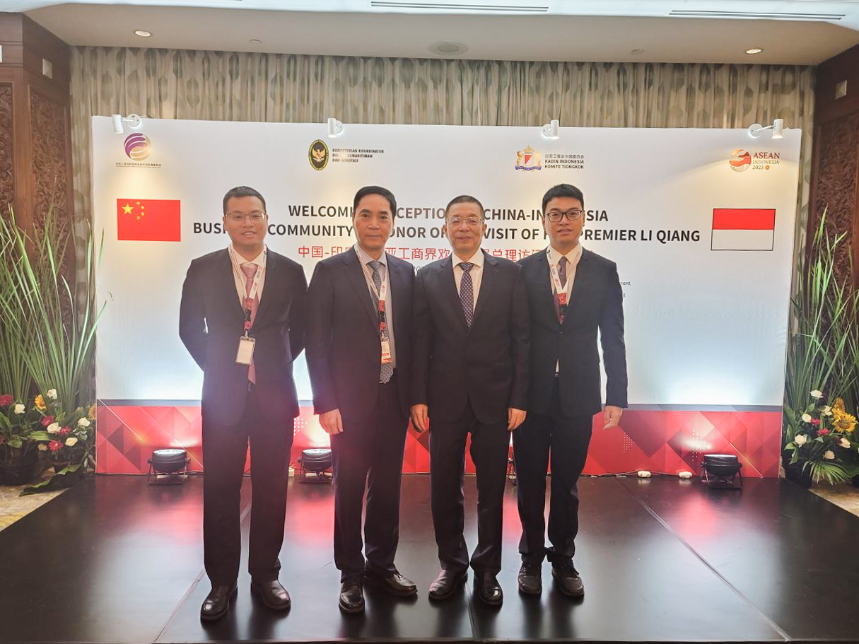 公司董事长项光明与青山集团董事局主席项光达,公司董事项鹏宇、项奕豪在晚餐会合影 公司董事长项光明与青山集团董事局主席项光达,公司董事项鹏宇、项奕豪在晚餐会合影