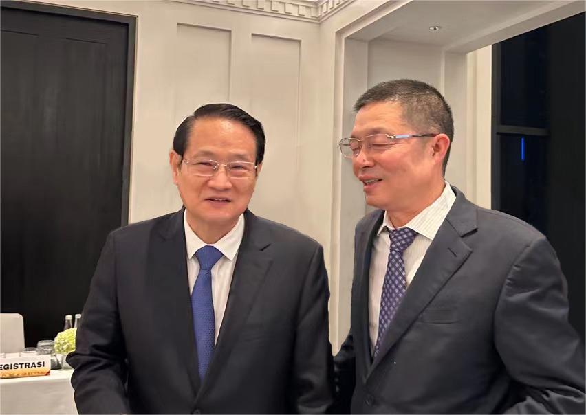 易炼红书记与项光明董事长亲切交谈 易炼红书记与项光明董事长亲切交谈