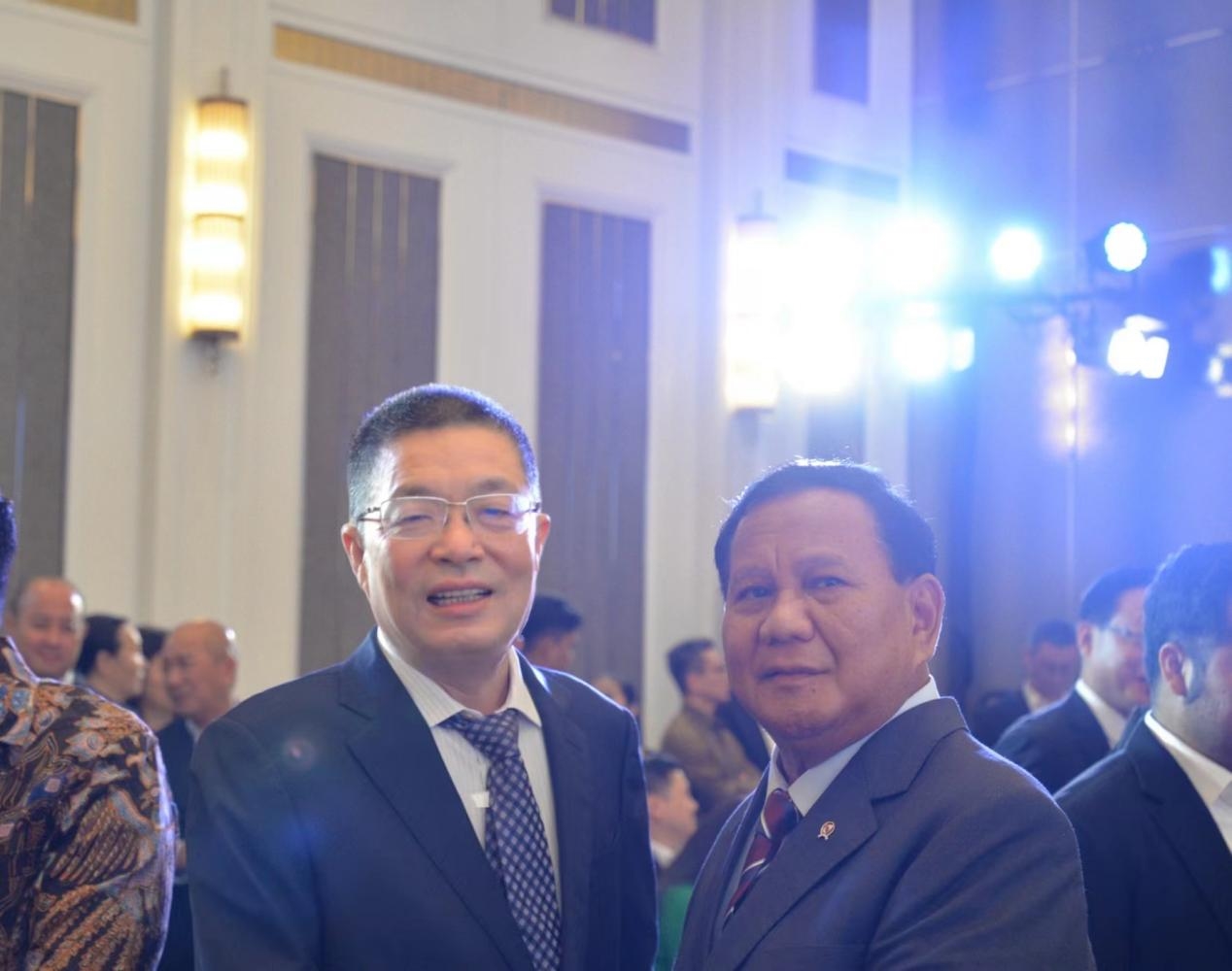 普拉博沃与项光明董事长亲切握手交谈 普拉博沃与项光明董事长亲切握手交谈